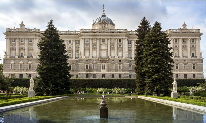 Fachada del palacio hacia los jardines de Sabatini