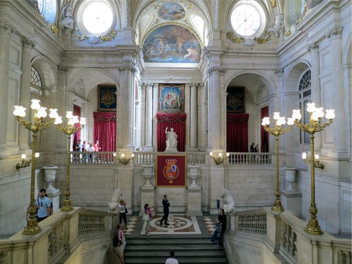 La escalera principal, decorada con frescos de Corrado Giaquinto.