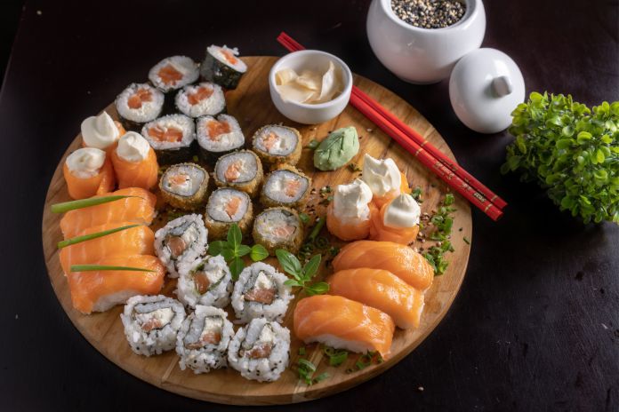 Sushi Japonés Y Sashimi En Bandeja De Madera