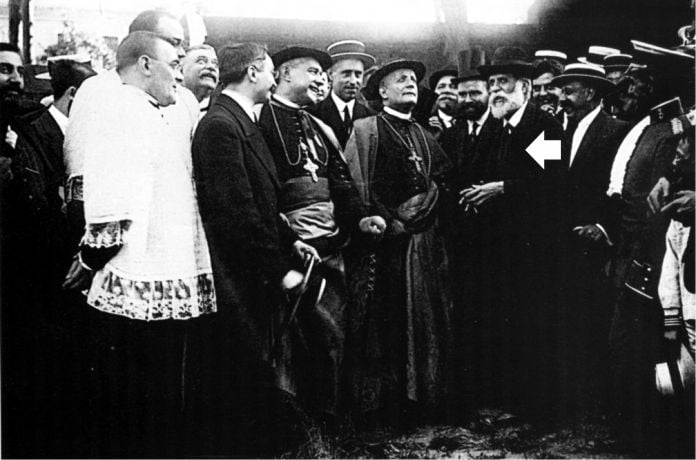 Gaudí enseña las obras de la Sagrada Familia al nuncio del papa, Francesco Ragonesi (1915)