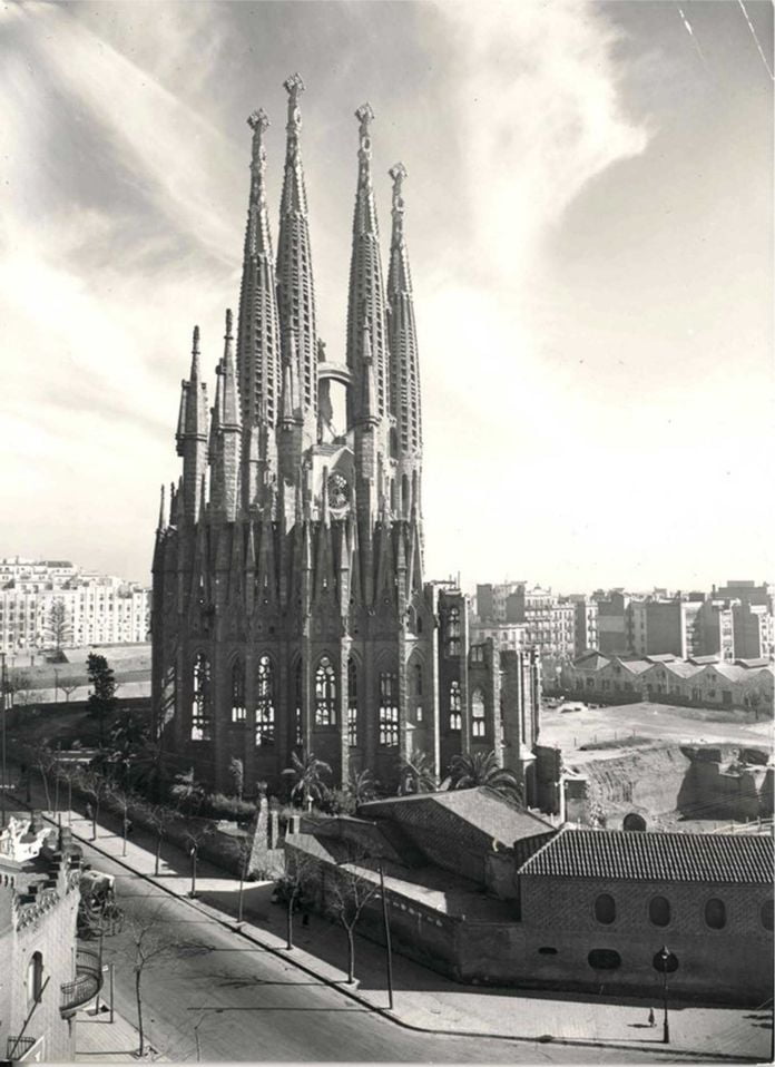 La Sagrada Familia en construcción en 1953